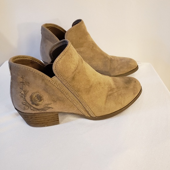 Time and Tru Shoes - Time & Tru tan suede boots embroidered flower 6.5